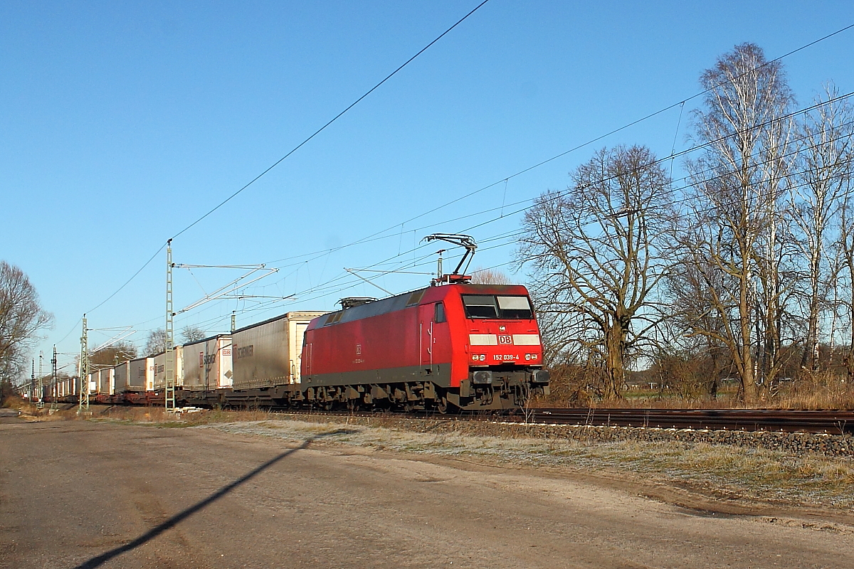 Die 152 039-4 mit einem KLV Zug am 08.01.2018 in Nassenheide.