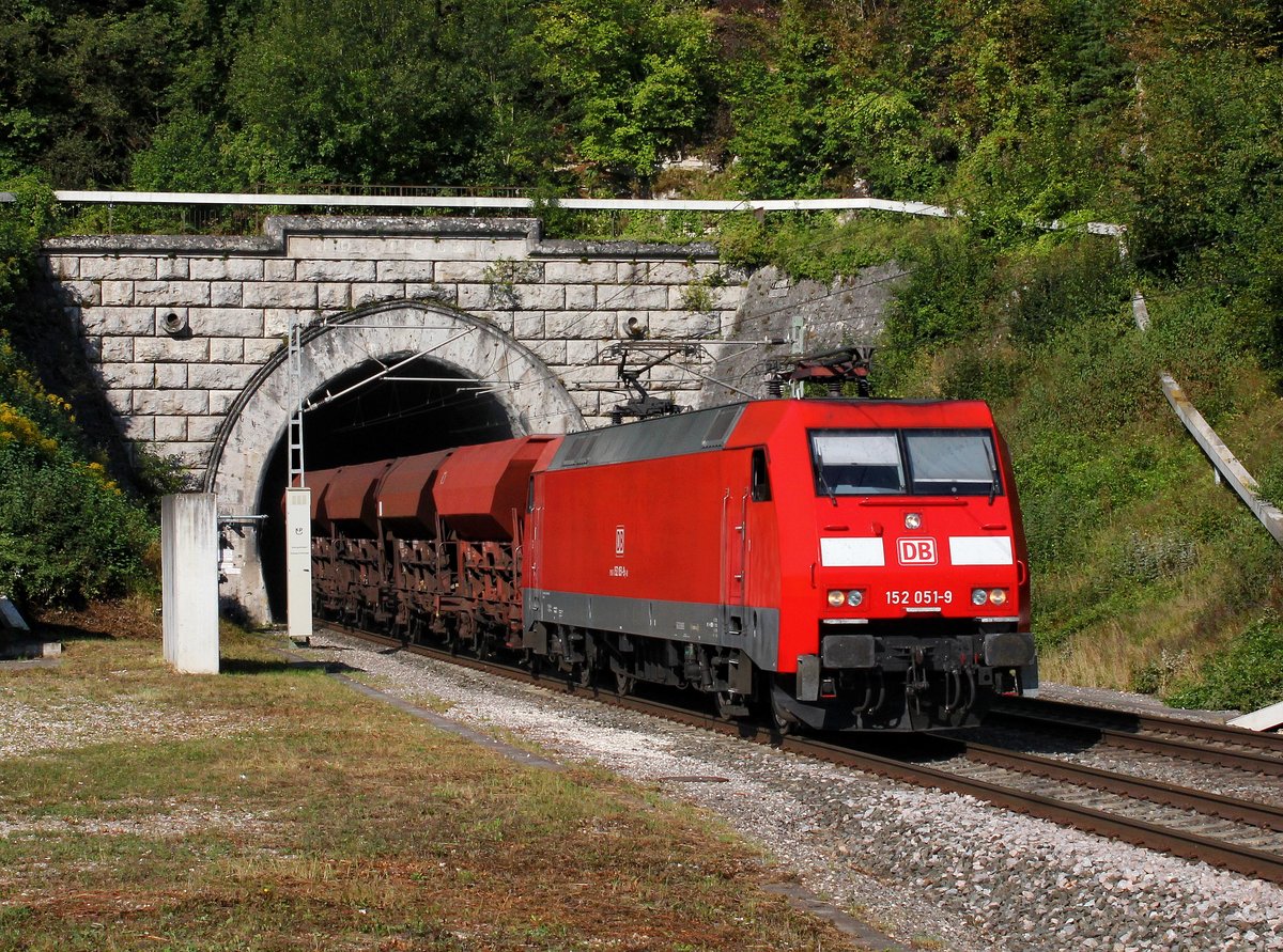 Die 152 051 mit einem Kohlezug am 10.09.2016 unterwegs bei Hagenacker.