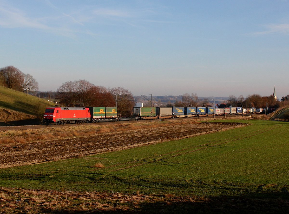 Die 152 057 mit einem KLV-Zug am 04.12.2016 unterwegs bei Fahlenbach.