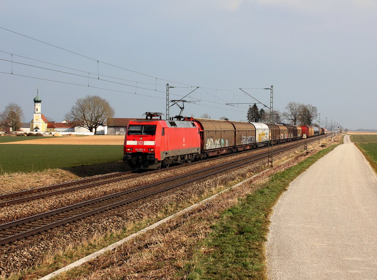 Die 152 059 mit einem Güterzug am 11.03.2016 unterwegs bei Amselfing.