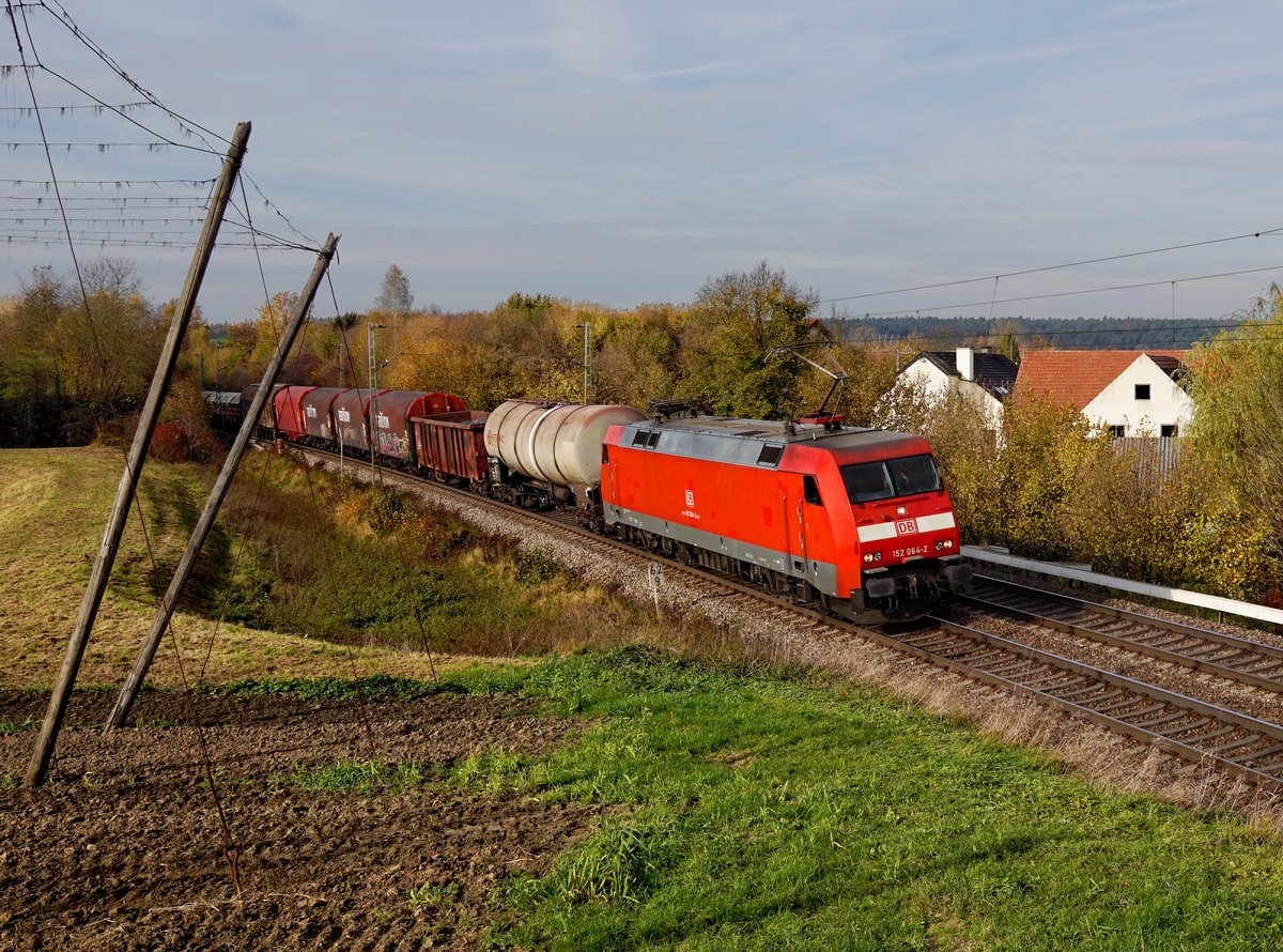 Die 152 064 mit einem Güterzug am 04.11.2017 unterwegs bei Fahlenbach.
