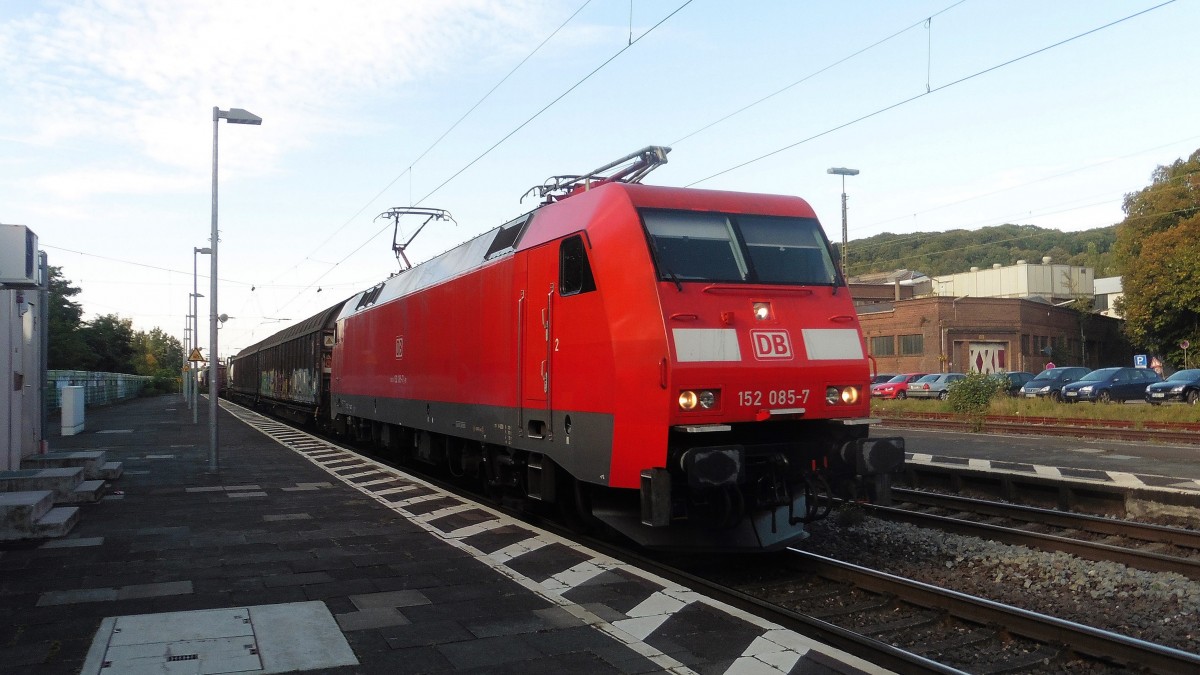 Die 152 085-7 der DB mit einem Güterzug durch Königswinter in Richtung Koblenz, DEN 03.10.2015