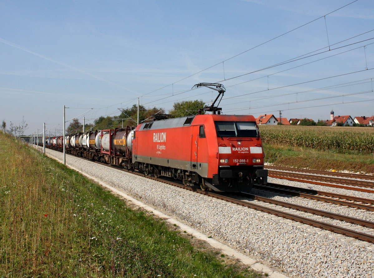 Die 152 088 mit einem KLV-Zug am 24.09.2011 unterwegs bei Hattenhofen.