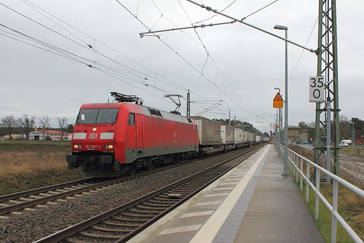 Die 152 097-2 mit einem KLV Zug am 24.01.2018 in Nassenheide.