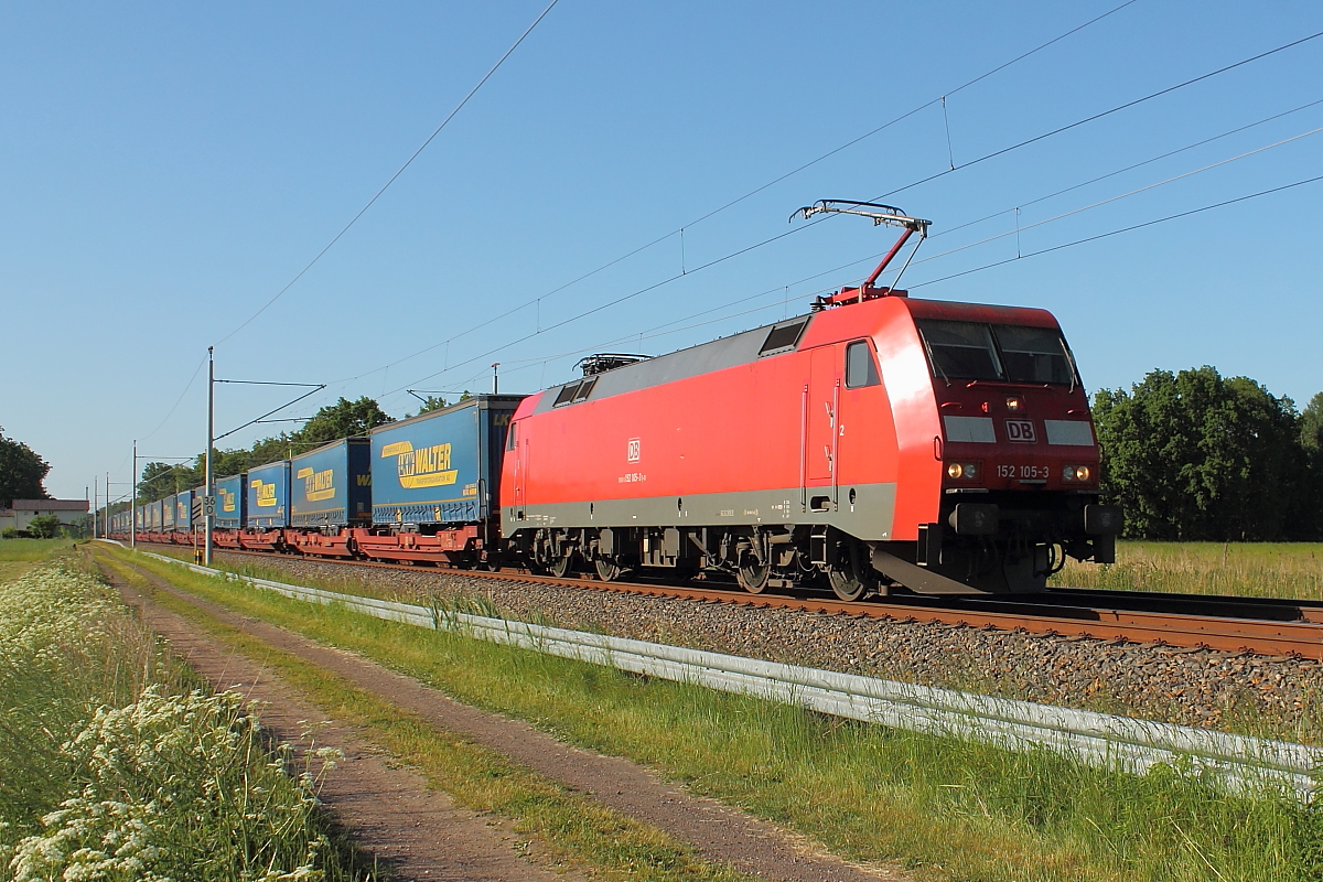 Die 152 105-3 mit einem KLV-Zug am 20.05.2018 in Nassenheide.