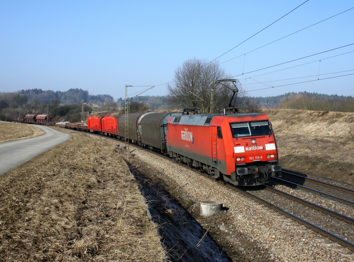 Die 152 116 mit einem Gterzug am 05.03.2011 unterwegs bei Plling.