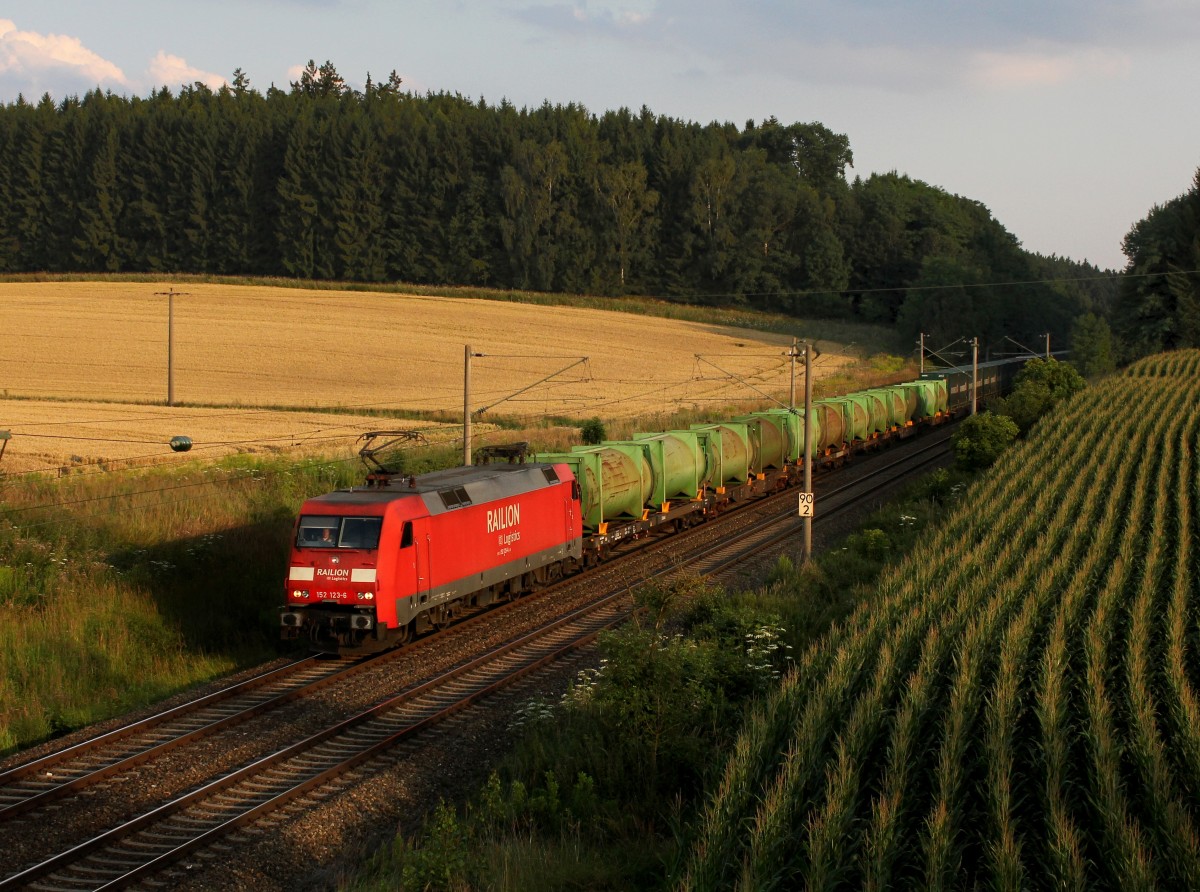 Die 152 123 mit einem Containerzug am 25.07.2014 unterwegs bei Kläham.