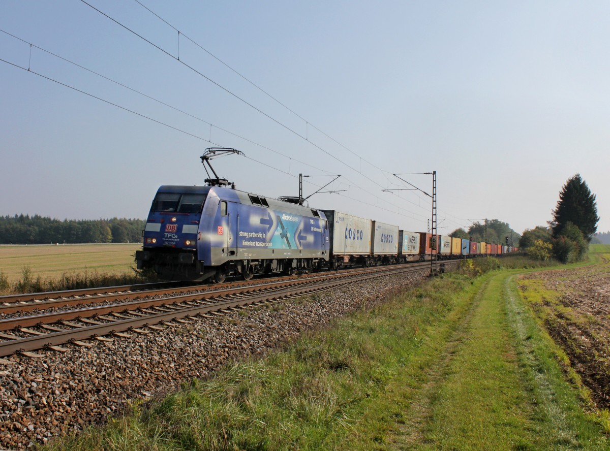 Die 152 138 mit einem Containerzug am 08.10.2013 unterwegs bei Batzhausen.