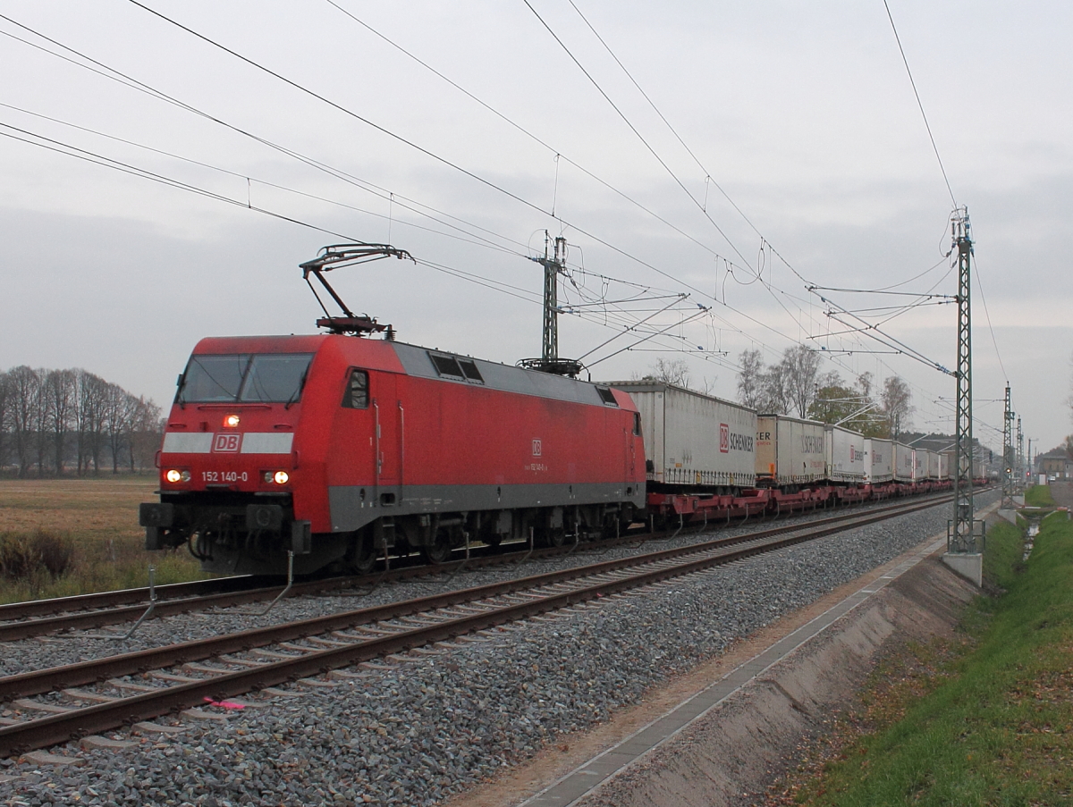 Die 152 140-0 mit DB-Schenker Aufliegern bei der Durchfahrt am 19.11.2013 in Nassenheide.

Hersteller: Krauss-Maffei München
Baujahr: 2000
Fabriknummer: 20267
