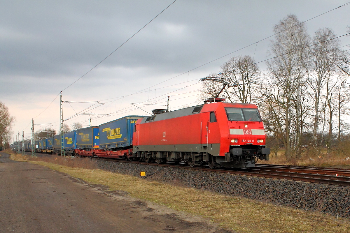 Die 152 140-0 mit einem KLV-Zug am 06.03.2017 in Nassenheide.