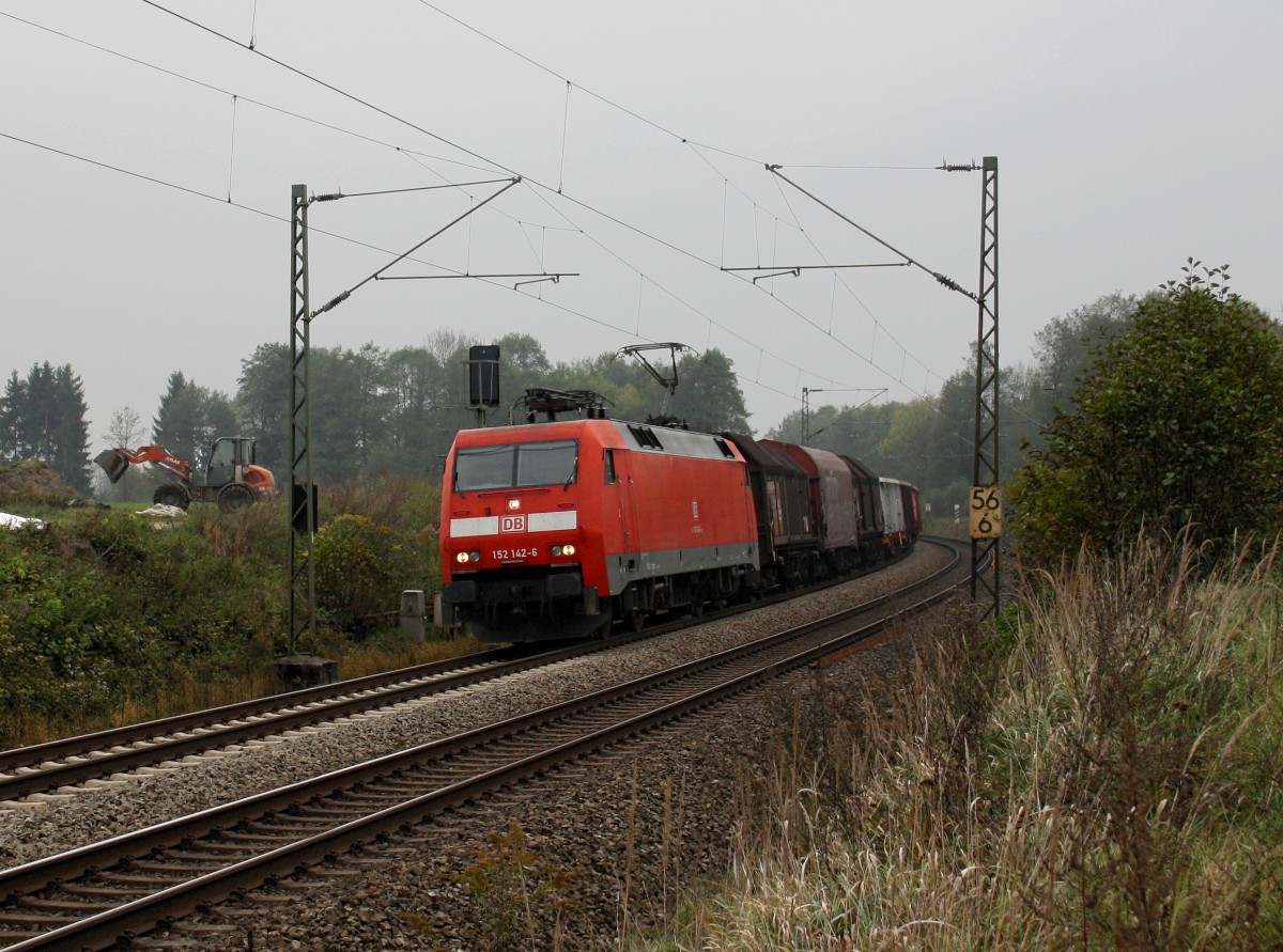 Die 152 142 mit einem Gterzug am 14.10.2010 unterwegs bei Vogl.