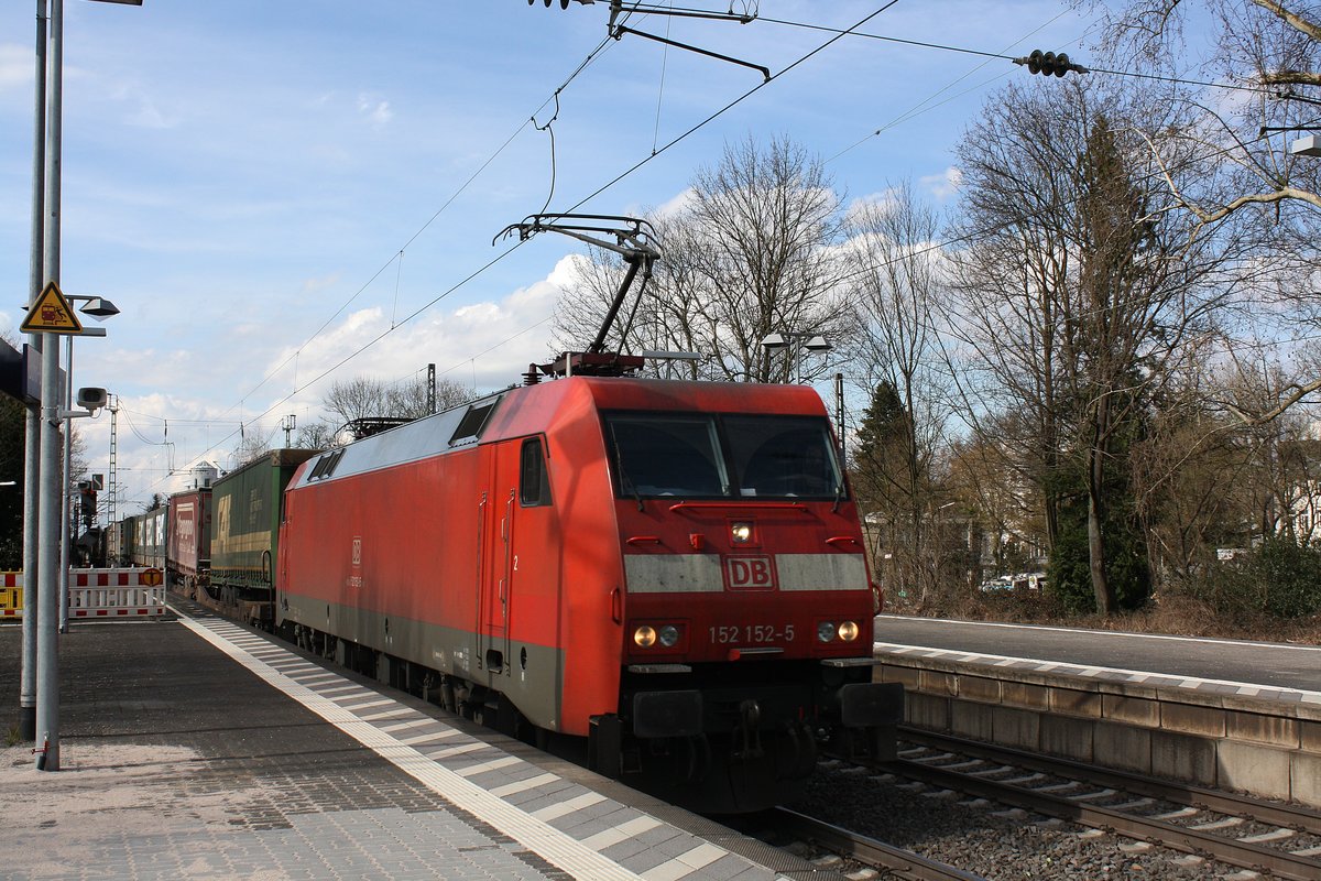 Die 152 152-5 der DB Cargo/Schenker/Railion mit einem Güterzug durch Bad-Godesberg in richtung Koblenz.

Bad-Godesberg
31.03.2018