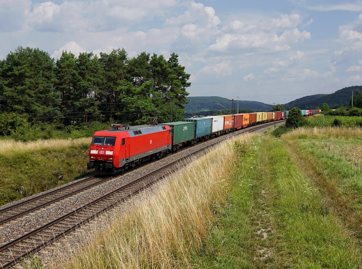 Die 152 167 mit einem Containerzug am 28.07.2018 unterwegs bei Kerschhofen.