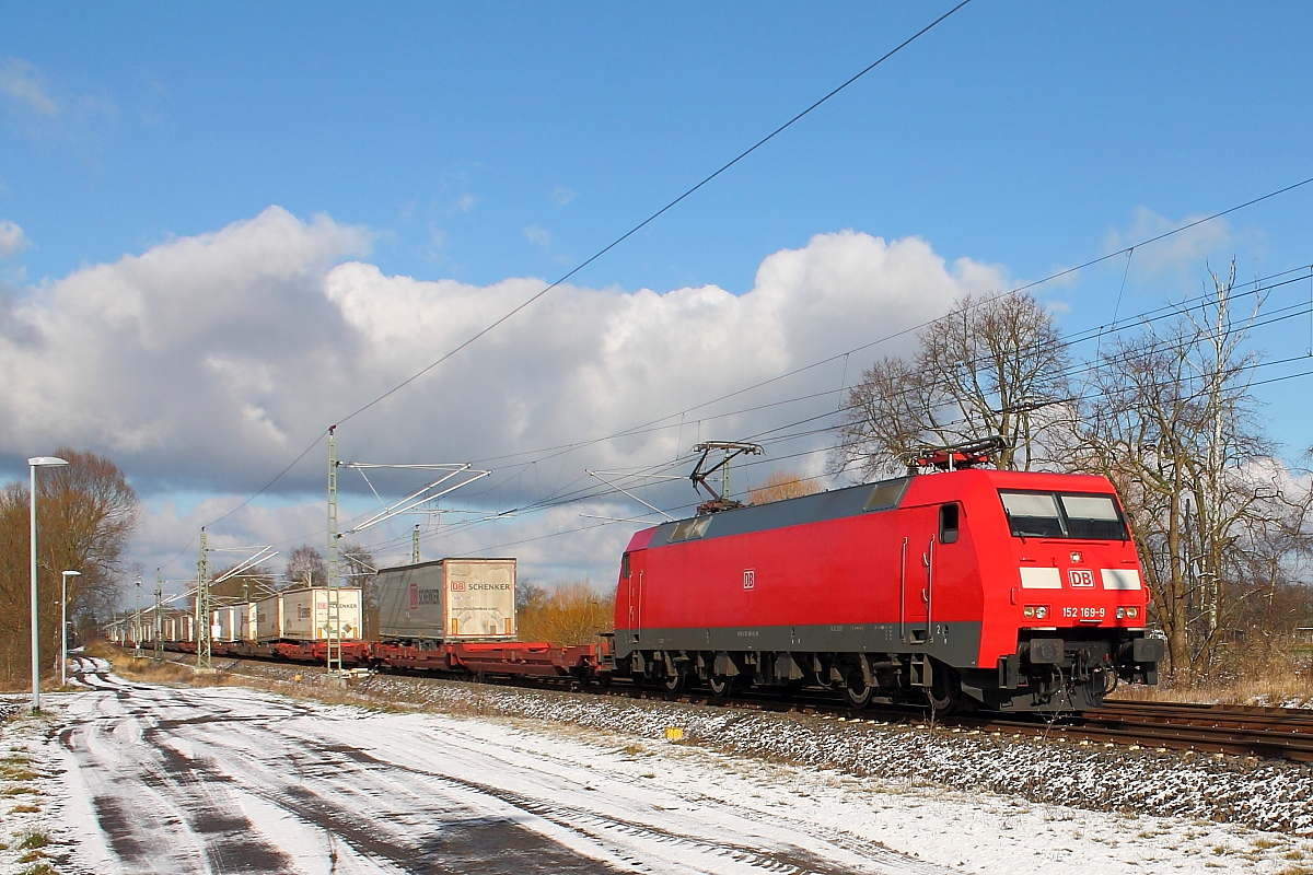 Die 152 169-9 mit einem KLV-Zug am 05.02.2018 in Nassenheide.