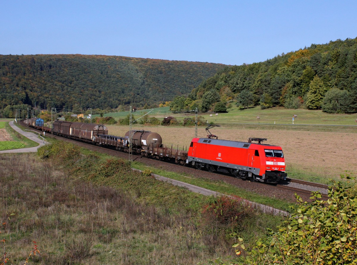 Die 152 190 mit einem Güterzug am 11.10.2012 unterwegs bei Harrbach.