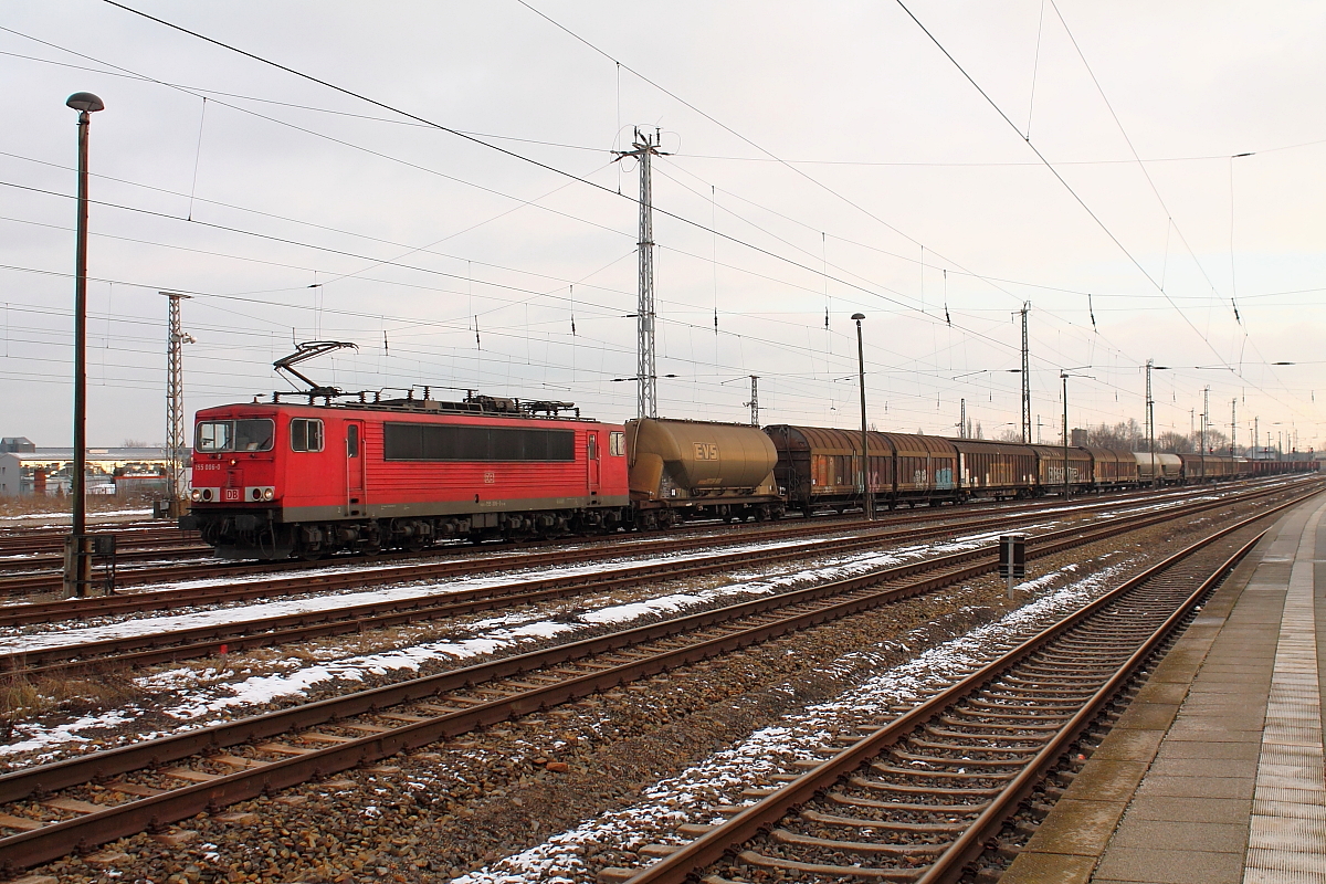 Die 155 006-0 mit gemischtem Güterzug beim Halt am 01.02.2015 im Bahnhof Oranienburg.
