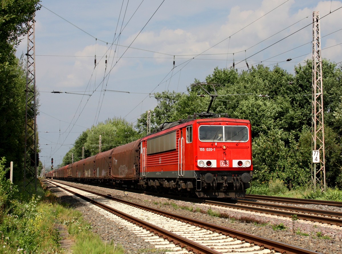 Die 155 020 mit einem Güterzug am 10.08.2010 unterwegs bei Dörverden.