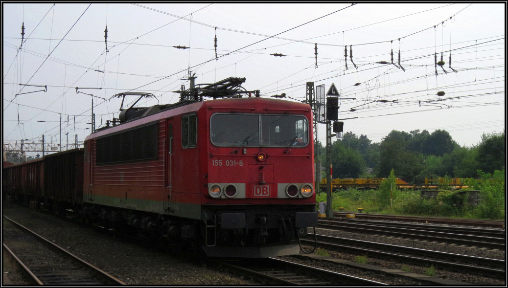 Die 155 031-8 zieht ihren gemischten Güterzug durch Duisburg Entenpfang. Szenario bildlich festgehalten am 12.August 2015.