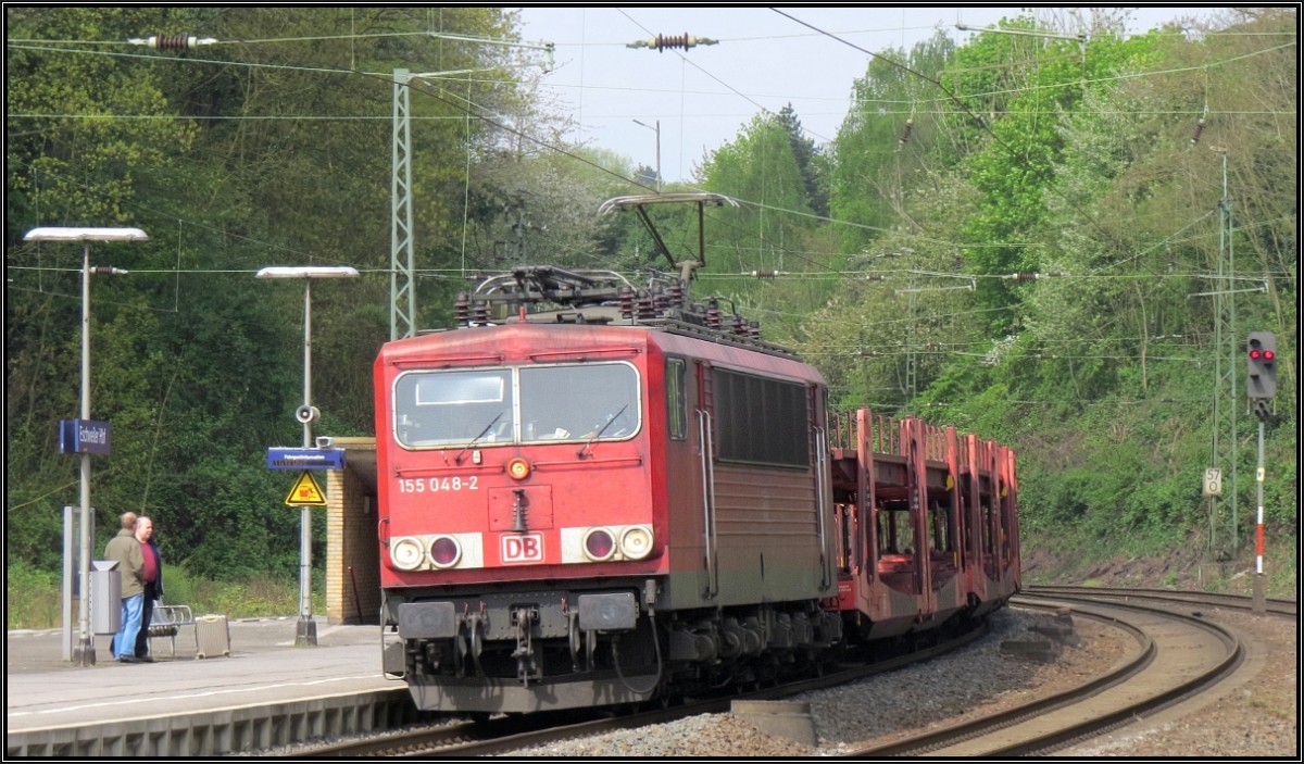 Die 155 048-2 ist mit einen leeren Autotransportzug am Haken im Gleisbogen am Bahnhof Eschweiler unterwegs in Richtung Köln. Szenario vom 01.Mai 2015 vom Bahnsteig aus.