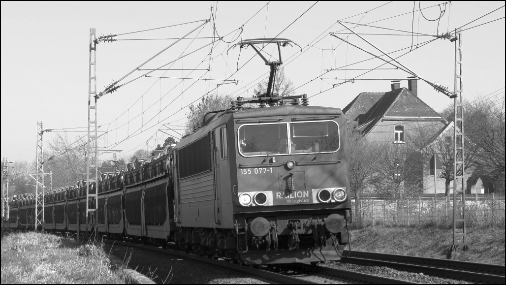 Die 155 077-1 befördert einen langen Autotransportzug in Richtung Aachen,hier zu sehen und bildlich erfasst am 10.März 2014 auf der Kbs 485 bei Rimburg. Auch diese Baureihe wird wohl mit und mit aus dem Bahnalltag verschwinden,darum schonmal in schwarz weiß verewigt. 