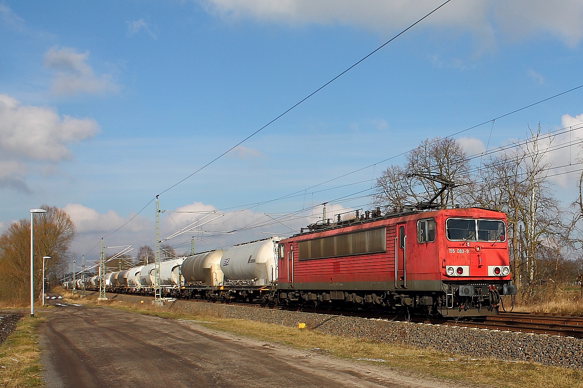 Die 155 083-9 der Railpool mit einem Uacns-Ganzzug am 06.02.2018 in Nassenheide.