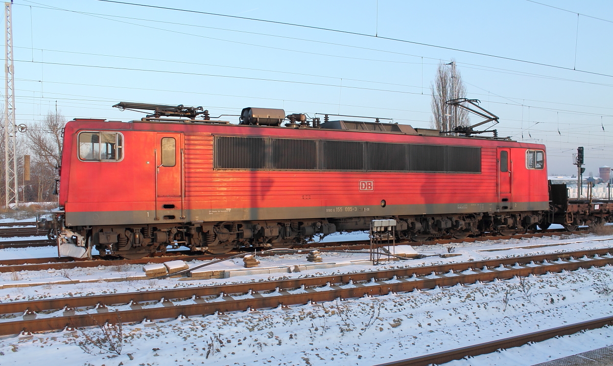 Die 155 095-3 wartet am 24.01.2014 in Oranienburg auf Weiterfahrt.
Die Maschine wurde 1979 unter der Fabriknummer 16441 in Hennigsdorf gebaut.