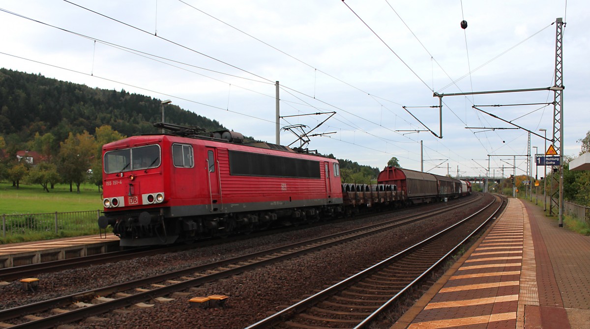 Die 155 151-4 durchfährt am 10.10.2014 mit einem gemischten Güterzug Seebergen in Richtung Erfurt.