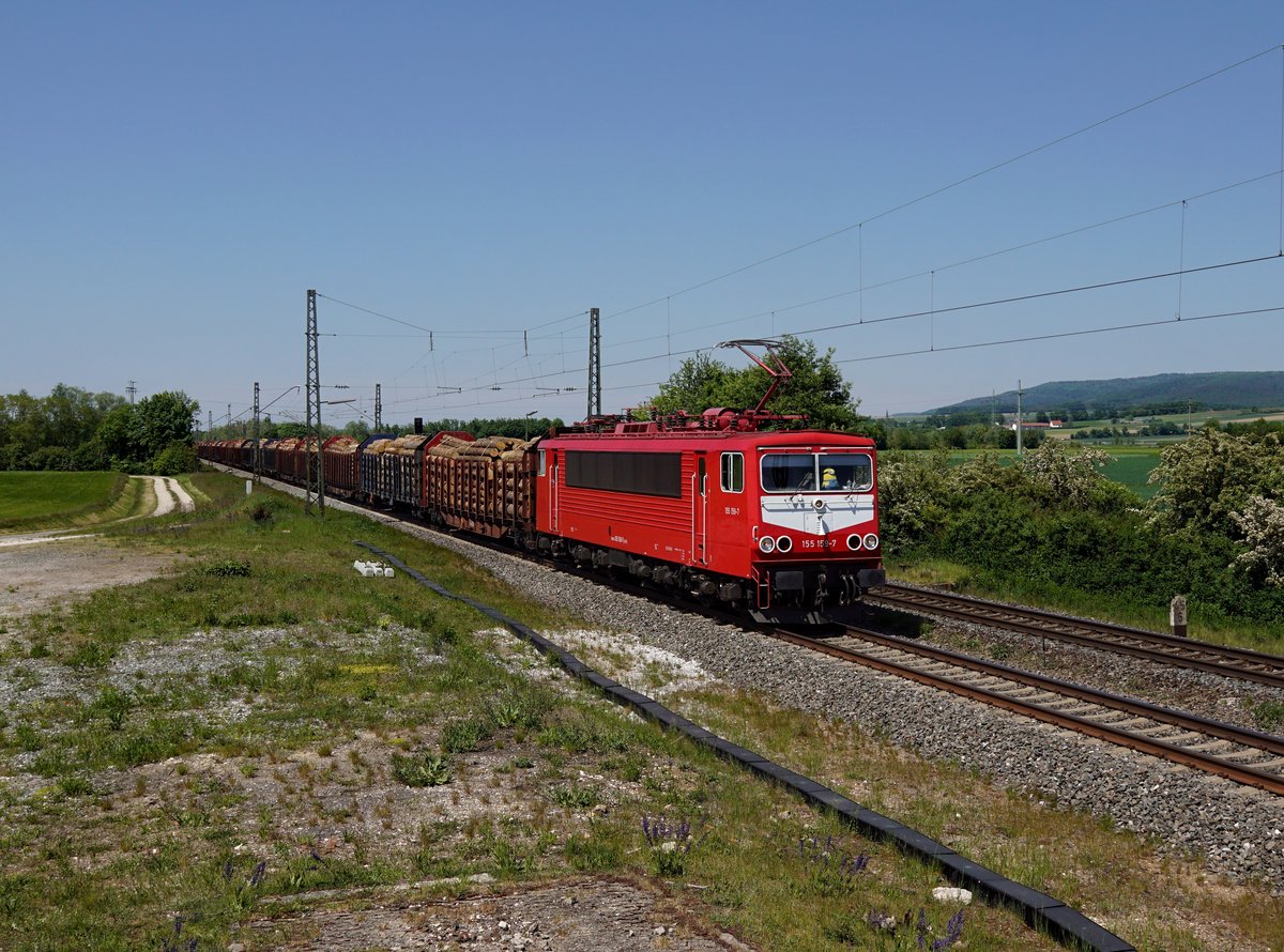 Die 155 159 mit einem Holzzug am 16.05.2020 unterwegs bei Eggolsheim.