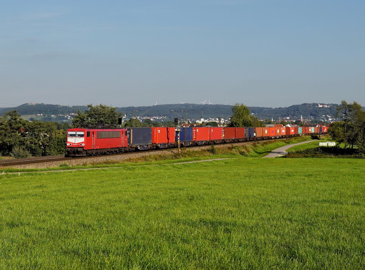 Die 155 183 mit einem Containerzug am 15.09.2019 unterwegs bei Pölling.