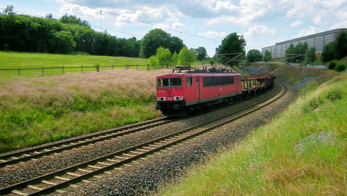 die 155 192-8 hat mit ihrem leeren Autozug gerade Freiberg (Sachsen) durchfahren und fährt nun Richtung Dresden, 27.06.2014