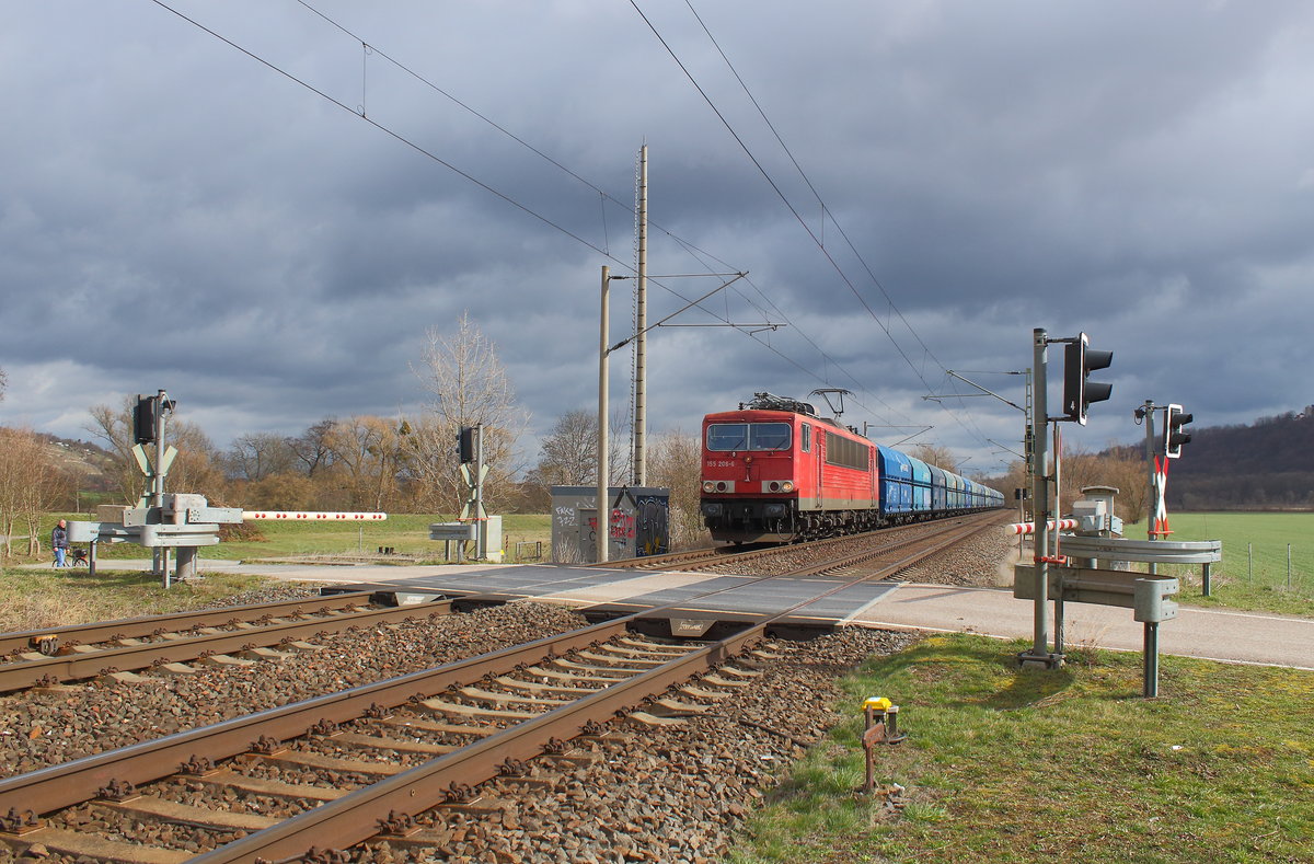Die 155 206 passiert soeben den Bahnübergang bei Schulpforte/Naumburg am 11.03.2019 Am haken hat der Zug PKP-Waggons welche wohl mit Kohle beladen sind?!