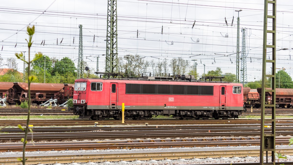 Die 155 224-9 im Güterbahnhof Karlsruhe. 15.04.2014
