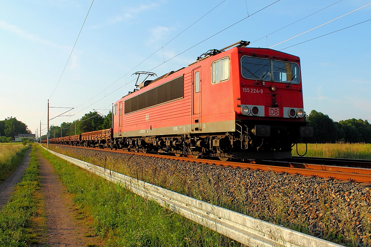 Die 155 224-9 mit einem Flachwagenzug bei der Durchfahrt am 01.06.2016 in Nassenheide.