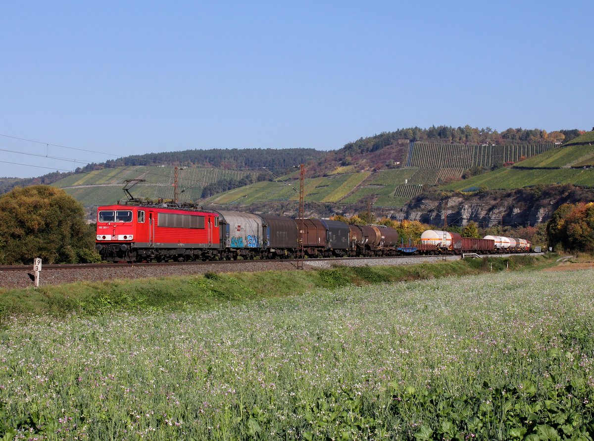 Die 155 261 mit einem Güterzug am 11.10.2012  unterwegs bei Himmelstadt.