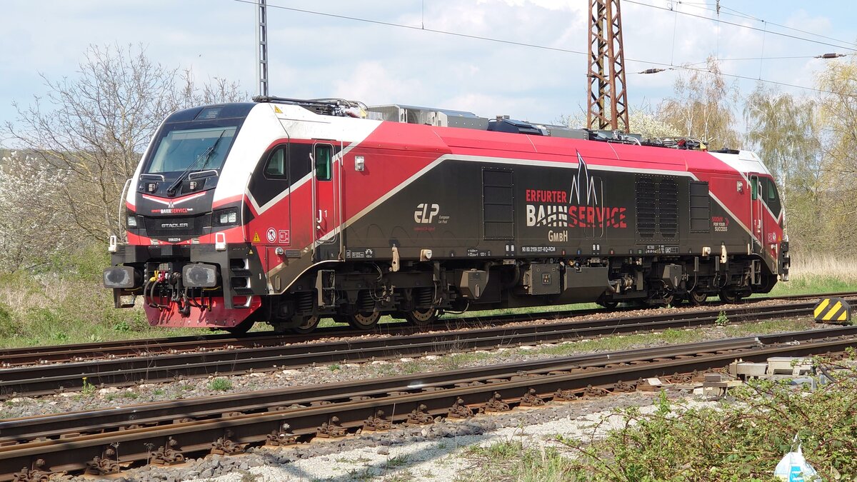 Die 159 227 vom Erfurter Bahnservice (EBS) stand heute nachmittag in Naumburg (Saale)
Aufnahme vom 26.4.22 vom parallel laufenden Gartenweg.