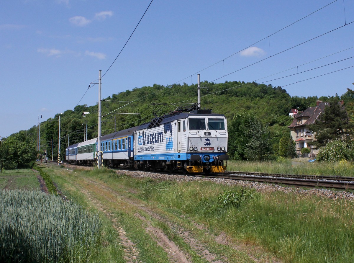 Die 162 011 mit einem R am 04.06.2015 unterwegs bei Křešice.