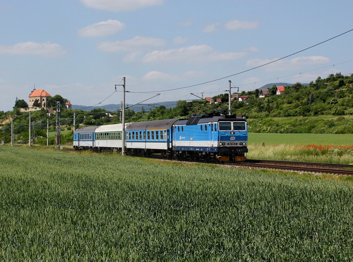 Die 162 018 mit einem R am 04.06.2015 unterwegs bei Křešice.
