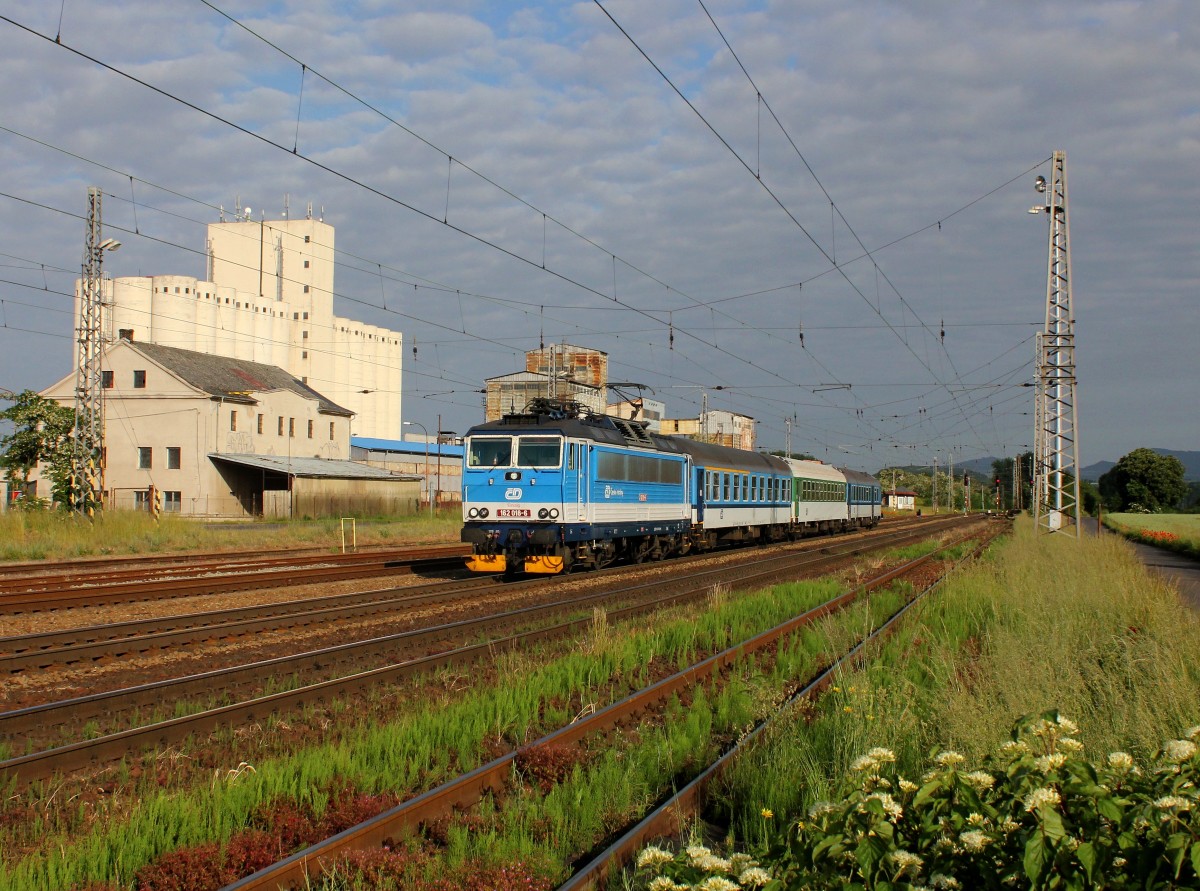 Die 162 018 mit einem R am 04.06.2015 bei der Durchfahrt in Polepy.