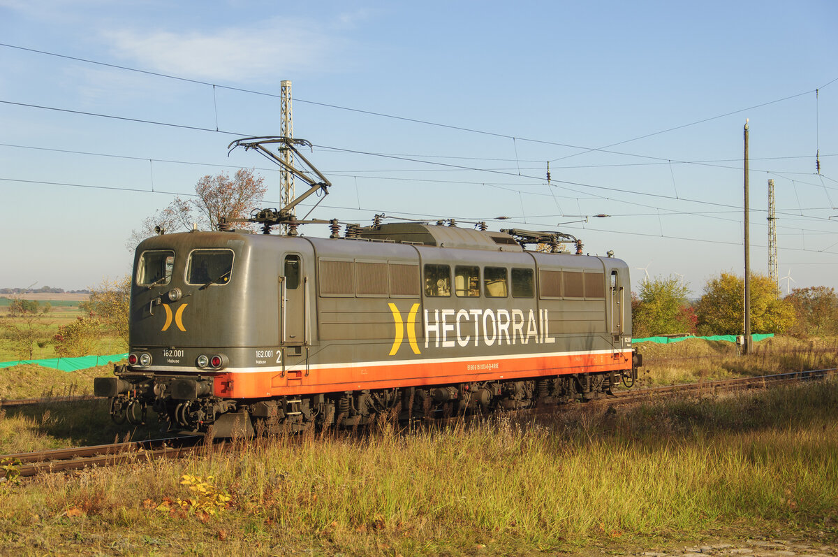 Die 162.001  Mabuse  (91 80 6151 013-0 D-HCTR) der Hector Rail (Germany) GmbH auf Lz im Bf Schönermark..
25/10/2021