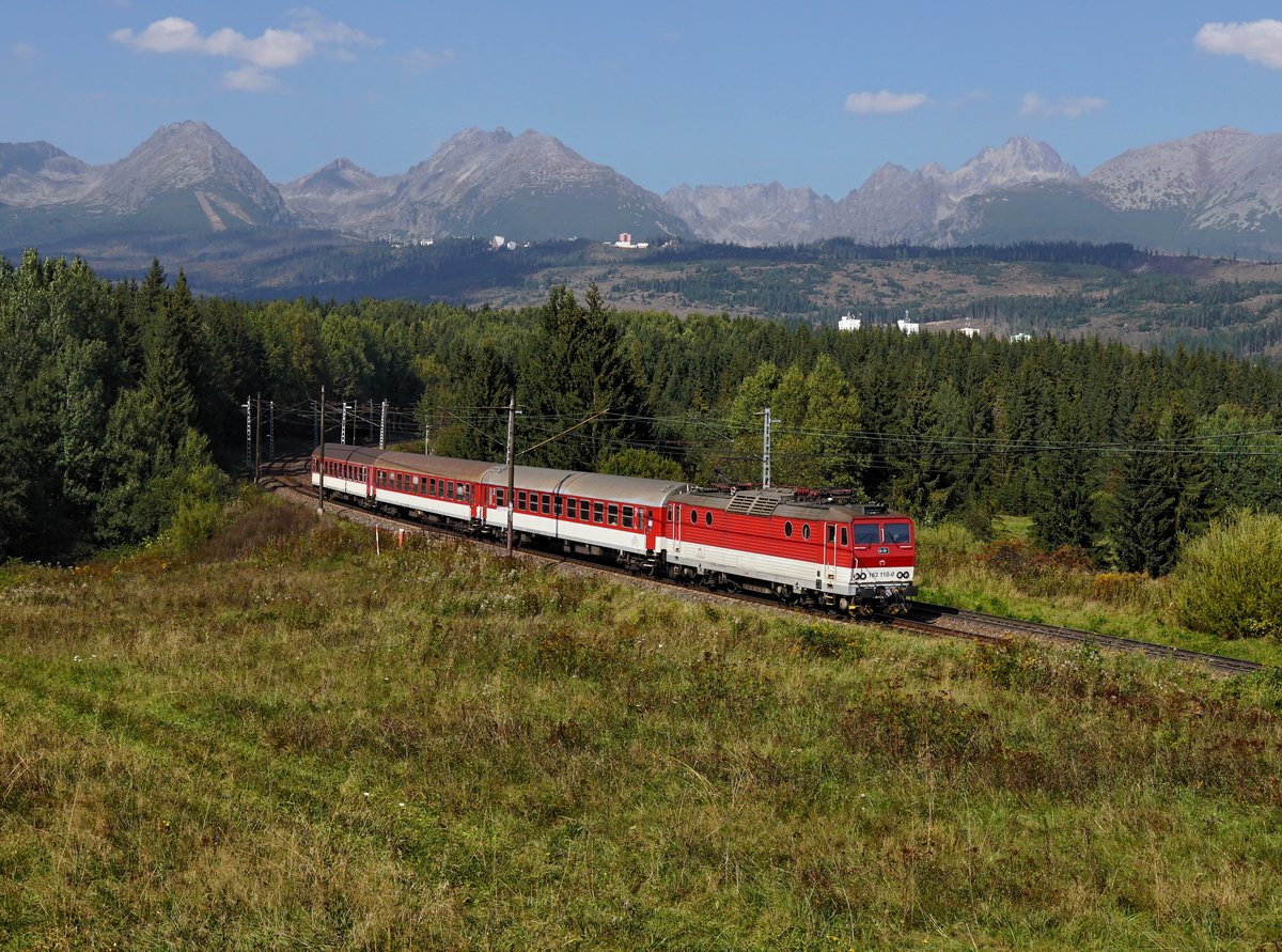 Die 163 110 mit einem Os am 19.09.2018 unterwegs bei Štrba.