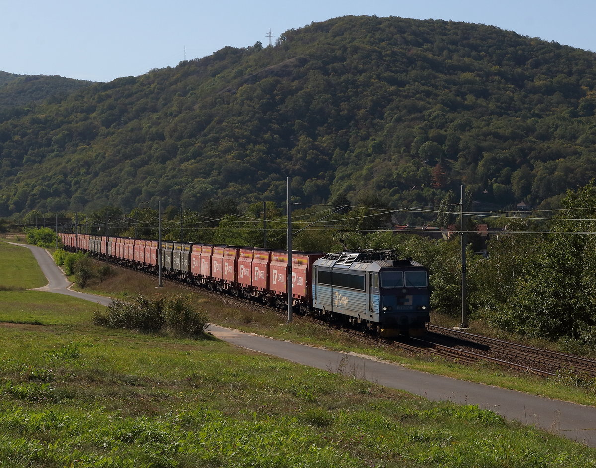 Die 163 247 mit Innofreight Containerganzzug bei Sebuzin nahe Usti nad Labem. Aufgenommen am 22.09.2019. 