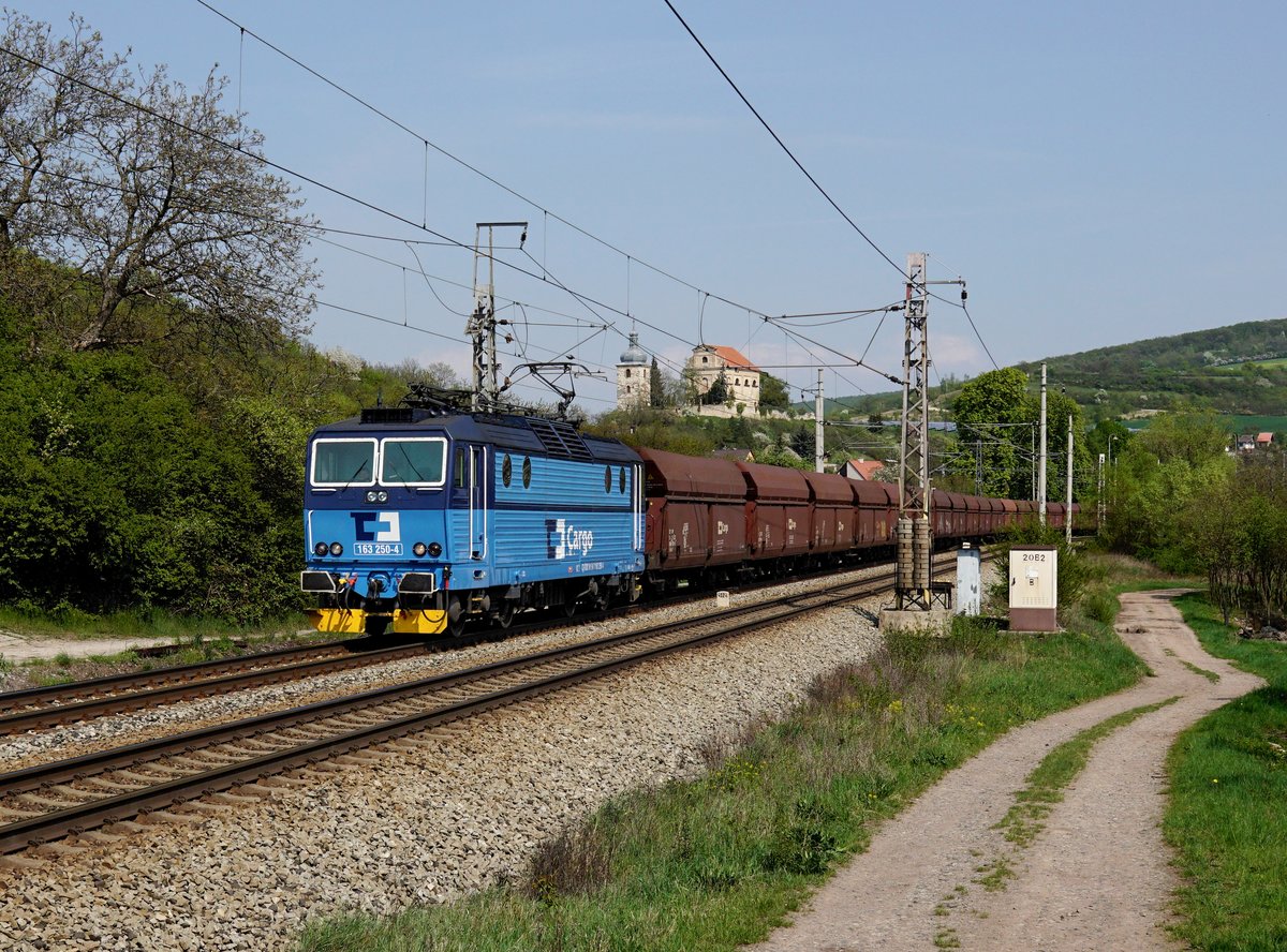 Die 163 250 mit einem Kohlezug am 21.04.2018 unterwegs bei Křešice.