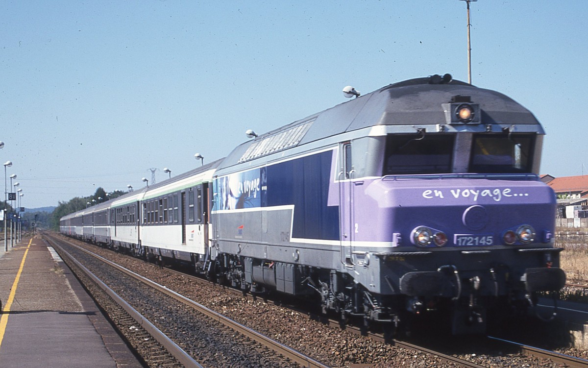 Die 172145 durchfährt mit einem IC von Paris nach Belfort den Bahnhof von Lure. Aufgenommen im September 2011. Nikon F70 - Scan vom Dia. 