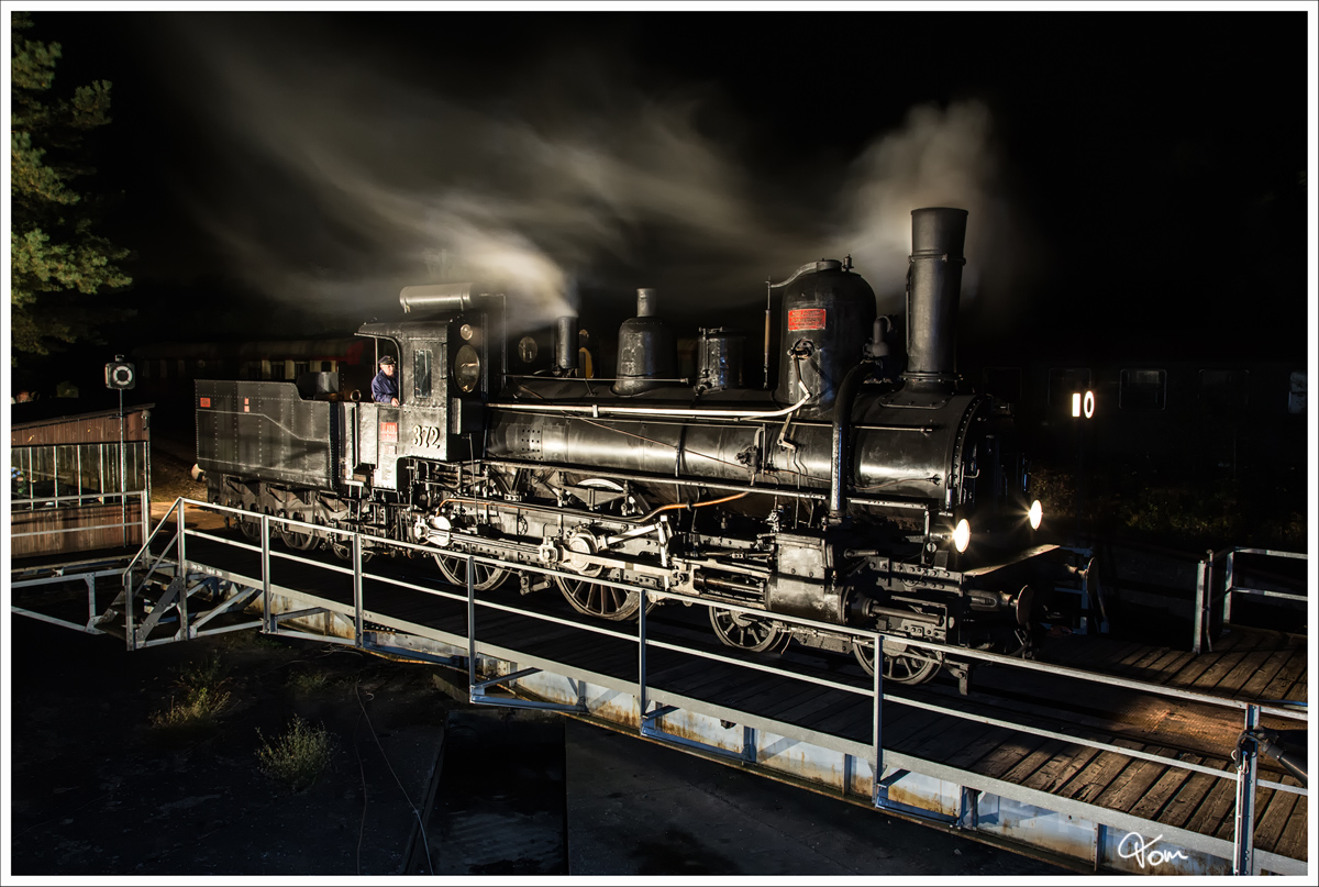 Die 17c372, prsentiert sich bei der langen Nacht der Museen, auf der Drehscheibe im Eisenbahnmuseum Strasshof. 5.10.2013