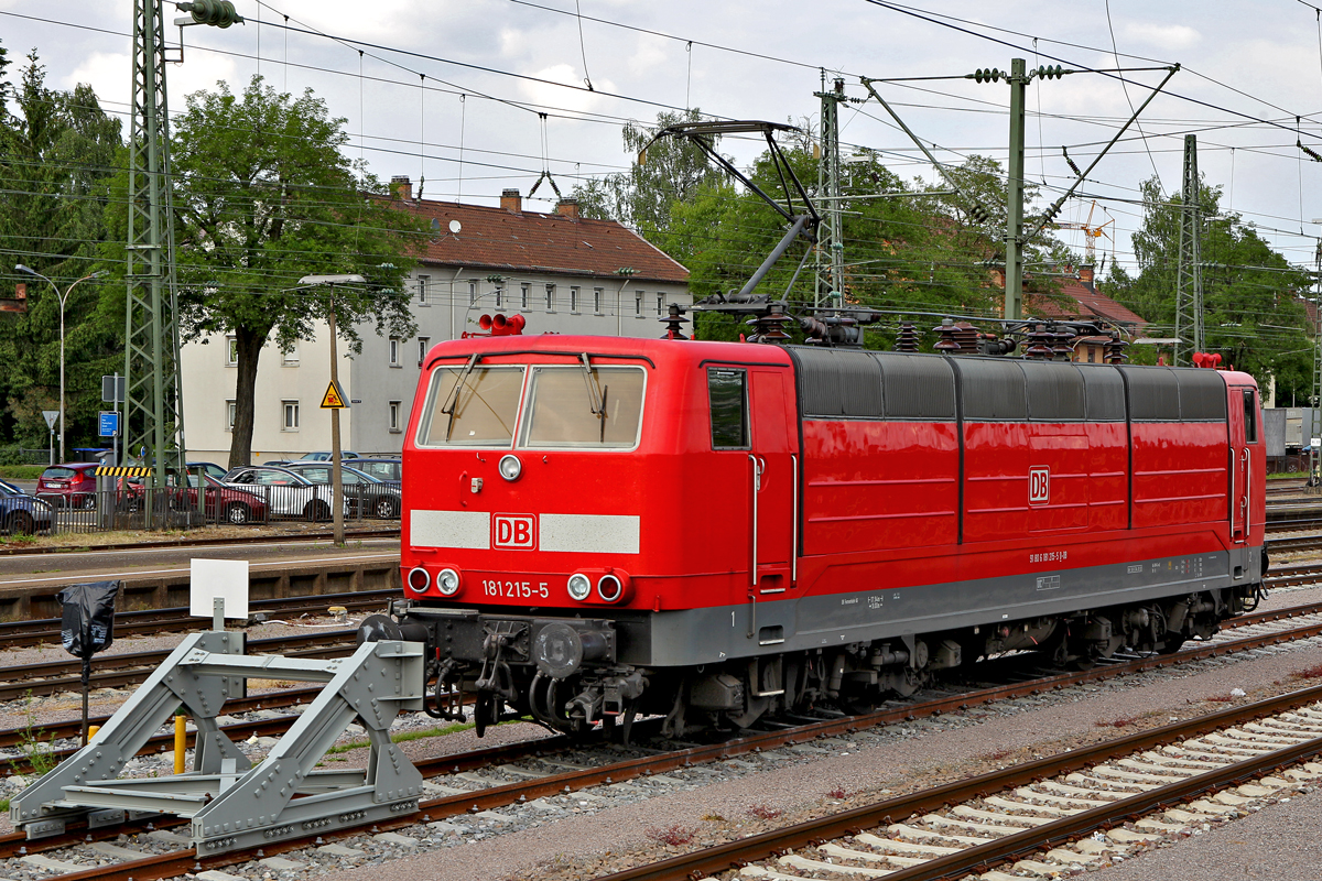 Die 181 215-5 am 4.6.2014 im Bf Singen(Hohentwiel)