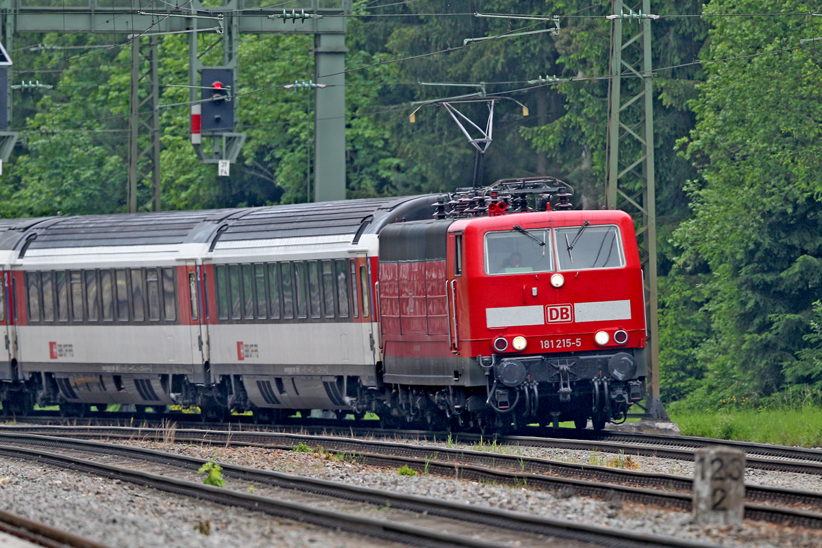 Die 181 215-5 düst bei einsetzendem Regen über Hattlingen von Nord nach Süd mit dem IC Stuttgart Hbf nach Zürich HB am 4.6.2014 