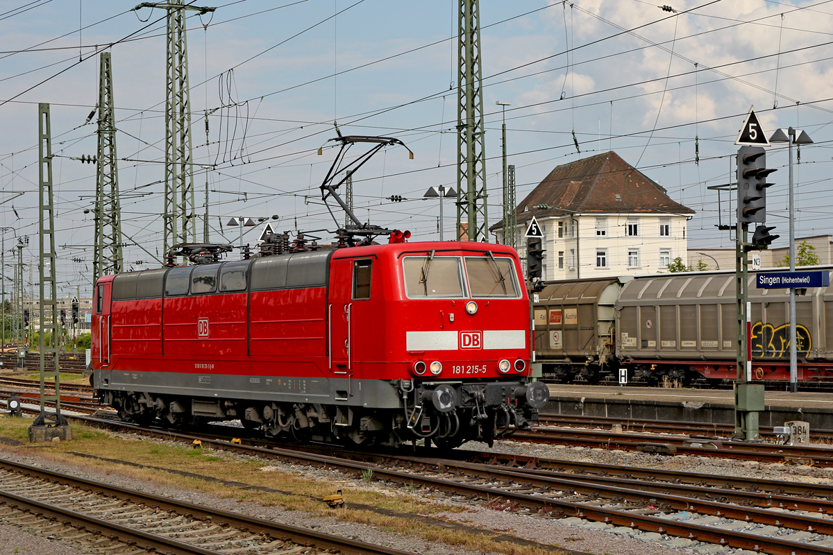 Die 181 215-5 im Singener Bf fährt vor um den IC Zürich-Stuttgart anzuhängen am 3.6.2014