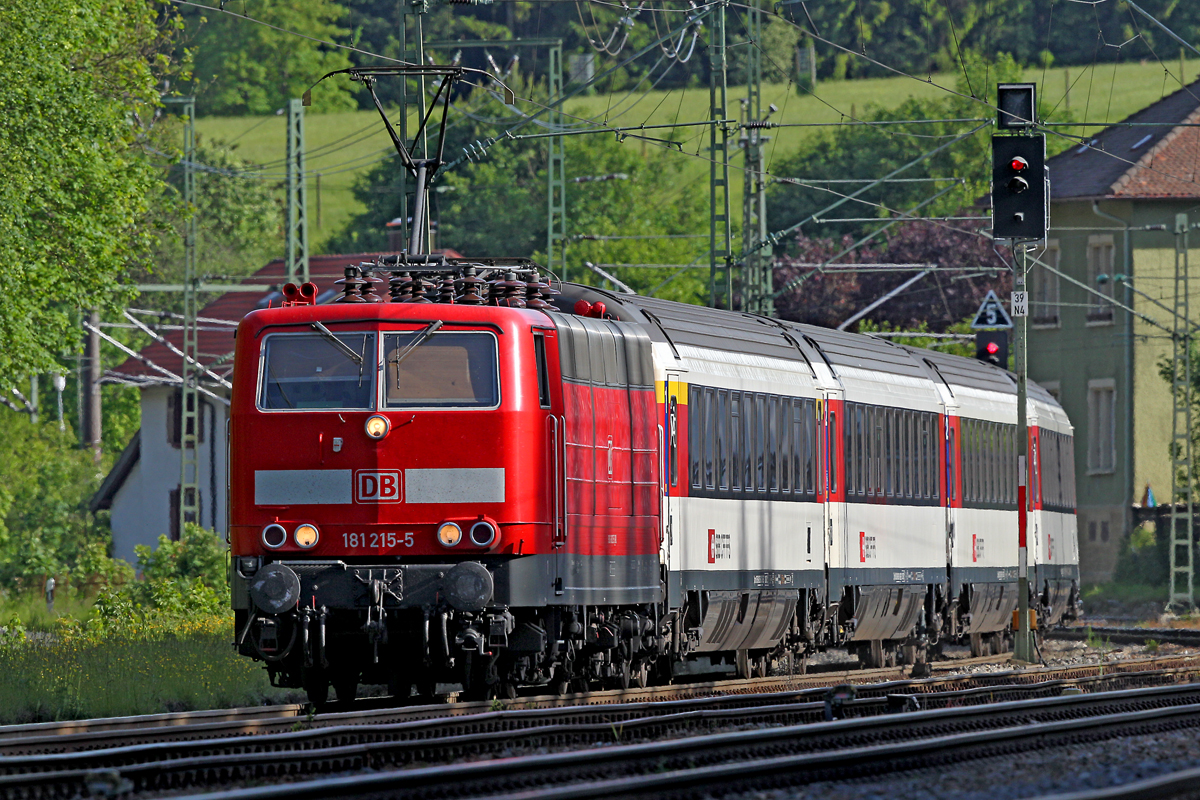 Die 181 215-5 zieht über Hattingen den IC Zürich HB-Stuttgart Hbf nach Norden am 5.6.2014