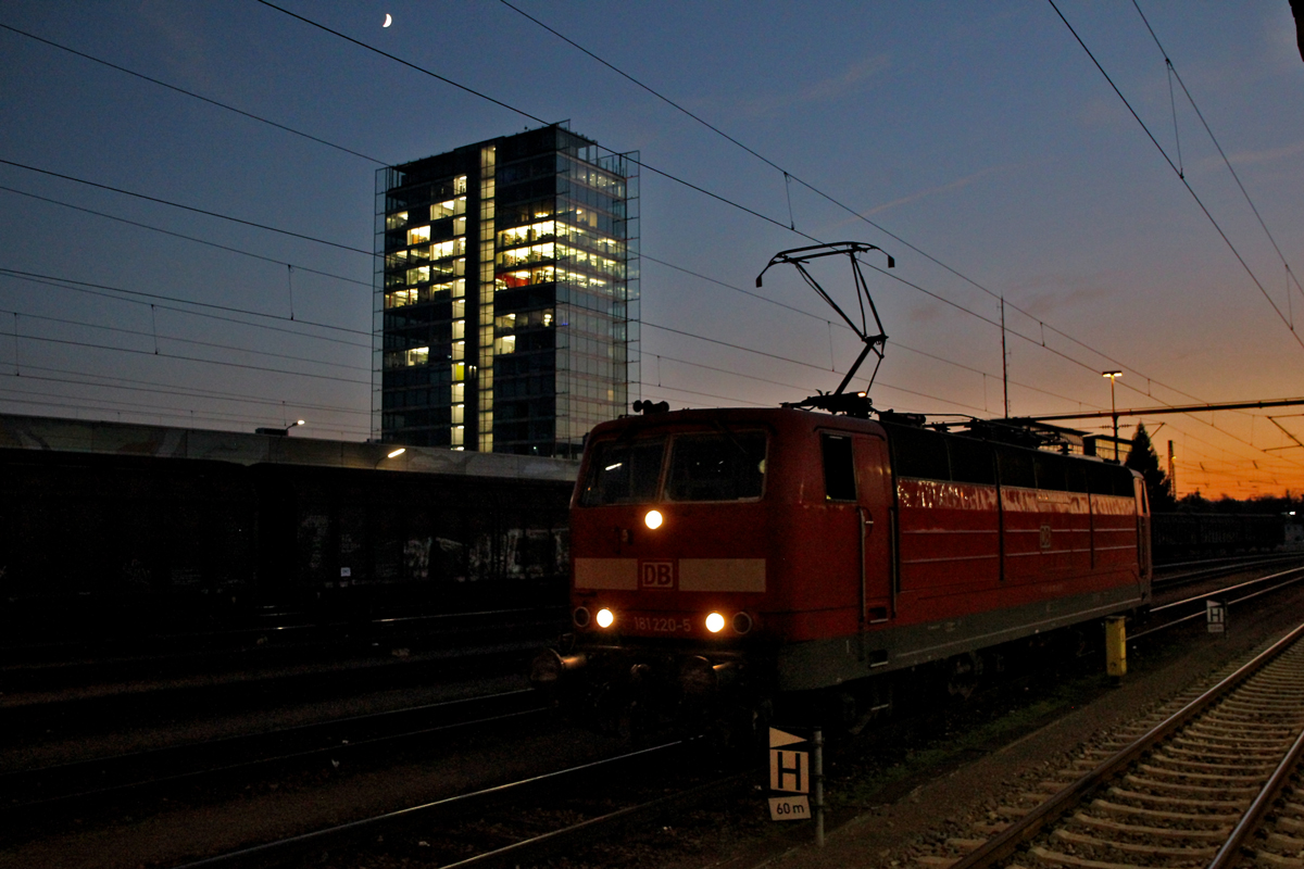 Die 181 220-5 fährt vor zum Anspannen an den Ic 282 von Zürich HB nach Stuttgart Hbf.Bild vom 30.10.2014