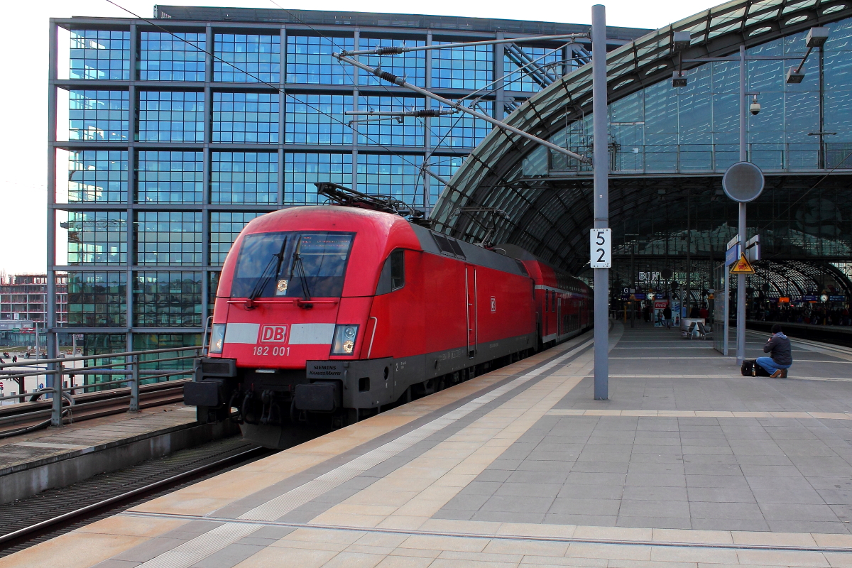 Die 182 001 mit dem RE 18187 auf der RE 1 von Brandenburg Hbf nach Franfurt (Oder) beim Halt in Berlin Hbf am 02.03.2014.